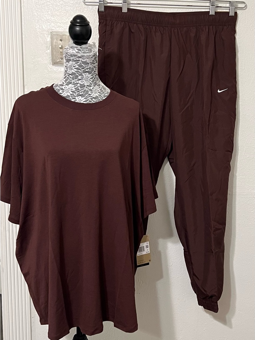 Nike NEW Bundle/Set Crew Tee and Jogger Track Pants Set Burgundy Crush $110